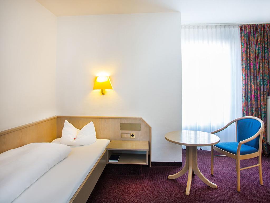 Hotel Kreuz Gaestehaus Und Lauchertbar Mit Terrasse Gammertingen الغرفة الصورة